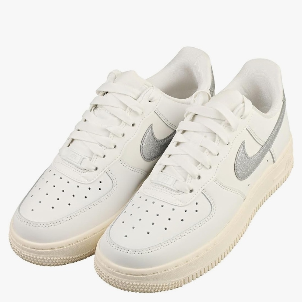 NWT! NEW IN BOX Nike Women's Air Force 1 '07 7.5
Medium Summit White/ Metallic